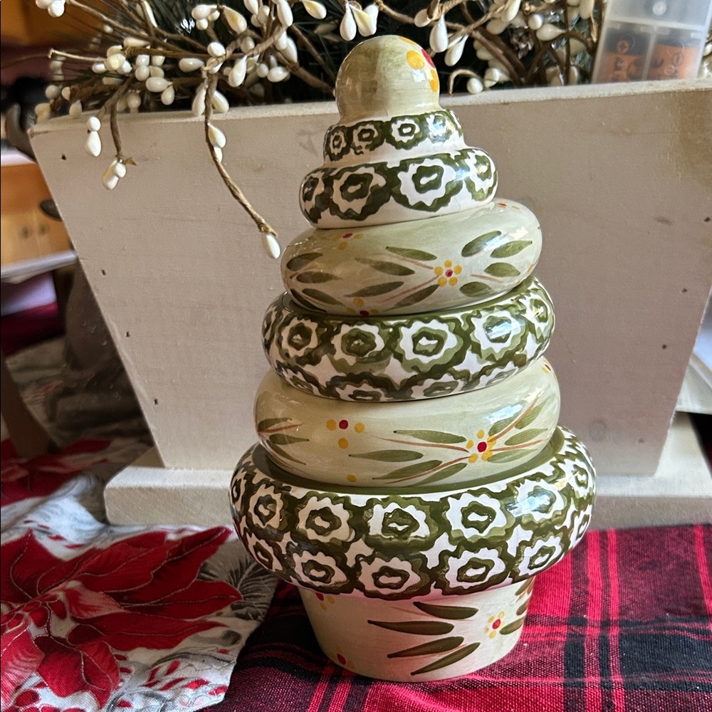 Temptations Green and Cream Measuring Cups - Picture 3 of 15